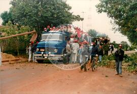 Limpeza da cidade de Novo Mundo pelos Sem Terra (Mato Grosso do Sul, [sem data]) [fotografia] / Fotógrafo(a) : Nenê Colorama. -- Ref.: BR-SPMST_MST-SN-CIN_AMP_000612-003474-AMT.