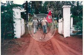 Oficina de Rádio (Pontal de Parapanema-SP, 30 jul. 2001) [fotografia] / Fotógrafo(a) : Mineirinho. -- Ref.: BR-SPMST_MST-SN-CIN_AMP_000693-003958-ARV.
