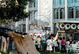Manifestantes pedindo terra ao governador Irís Rezendes (Goiás, [sem data]) [fotografia] / Fotógrafo(a) : Eduardo Assis Melo. -- Ref.: BR-SPMST_MST-SN-CIN_AMP_000596-003424-AMT.
