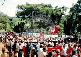 Acampamento " Nova Canudos" do MST (Porto Feliz-SP, 1999) [fotografia] / Fotógrafo(a) : Douglas Mansur. -- Ref.: BR-SPMST_MST-SN-CIN_AMP_000048-000367-ACP.