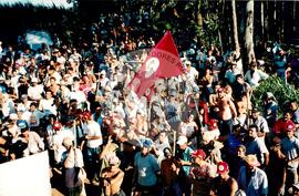 Acampamento " Nova Canudos- Fazenda Engenheiro D'Agua" do MST (Porto Feliz-SP, fev. 1999) [fotografia] / Fotógrafo(a) : Douglas Mansur. -- Ref.: BR-SPMST_MST-SN-CIN_AMP_000046-000235-ACP.