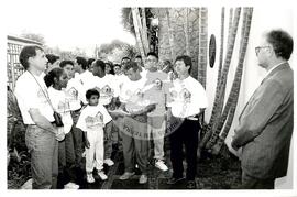 Grupo Oficina do MST presta homenagem ao embaixador de Cuba e Che Guevara (Distrito Federal (Brasil), 28 ago. 1997) [fotografia] / Fotógrafo(a) : Francisca Montejo. -- Ref.: BR-SPMST_MST-SN-CIN_AMP_000581-003238-AMT.