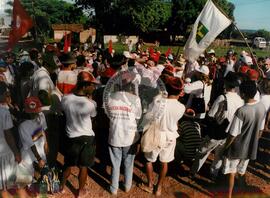 Chegada da Marcha Naciona à Brasília (Brasília-DF, 17 abr. 1997) [fotografia] / Fotógrafo(a) : Douglas Mansur. -- Ref.: BR-SPMST_MST-SN-CIN_AMP_001398-011083-MAC.