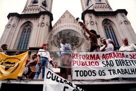 Manifestação na Praça da Sé (São Paulo-SP, [sem data]) [fotografia] / Fotógrafo(a) : Douglas Mansur ; Debora Lerrer. -- Ref.: BR-SPMST_MST-SN-CIN_AMP_000411-002435-AMT.