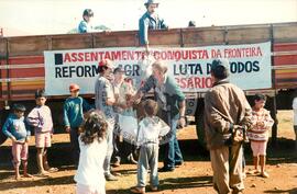 Produção e distribuição de alimentos (Dionísio Cerqueira-SC, [sem data]) [fotografia] / Fotógrafo(a) : Arquivo MST ; Dirceu P. Vieira. -- Ref.: BR-SPMST_MST-SN-CIN_AMP_001978-015172-PDU.