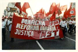 Chegada da Marcha Nacional à Brasília (Brasília-DF, fev. 1997) [fotografia] / Fotógrafo(a) : Douglas Mansur ; Paulo P. Lima. -- Ref.: BR-SPMST_MST-SN-CIN_AMP_001397-011044-MAC.