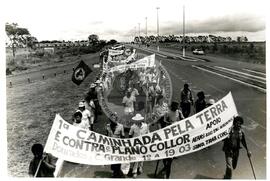 Caminhada Dourados a Campo Grande (Mato Grosso do Sul, 1993) [fotografia] / Fotógrafo(a) : Douglas Mansur. -- Ref.: BR-SPMST_MST-SN-CIN_AMP_001413-011435-MAC.