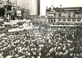 Mobilização Nacional Campanha Diretas Já na Praça da Sé (São Paulo-SP, 1984) [fotografia] / Fotógrafo(a) : [autoria n/d]. -- Ref.: BR-SPMST_MST-SN-CIN_AMP_000358-001721-AMT.