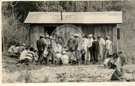 Despejo Fazenda Anoni (Marmeleiro-PR, 22 ago. 1984) [fotografia] / Fotógrafo(a) : Carlos Ruggi. -- Ref.: BR-SPMST_MST-SN-CIN_AMP_001754-012860-VPP.