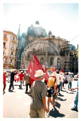 Mobilização para Marcha das Mulheres do acampamento "Terra sem males" do MST na Praça da Sé (São Paulo-SP, 08 mar. 2002) [fotografia] / Fotógrafo(a) : Arquivo MST. -- Ref.: BR-SPMST_MST-SN-CIN_AMP_000399-002275-AMT.