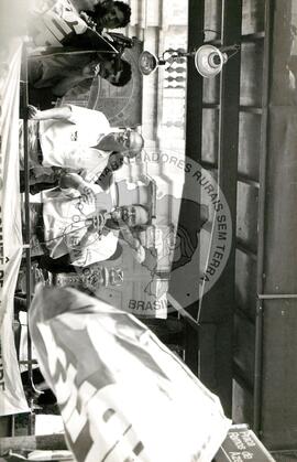 José Dirceu (Brasil, [sem data]) [fotografia] / Fotógrafo(a) : Antônio Tomanini ; Arquivo MST ; Bernardo Fernandes ; Débora Lerrer ; Douglas Mansur ; Mário de Freitas ; Regina Vilela. -- Ref.: BR-SPMST_MST-SN-CIN_AMP_001588-012163-PER.