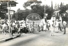 Caminhada pela Reforma Agrária (Campinas-SP, 01 mar. 1986) [fotografia] / Fotógrafo(a) : Douglas Mansur. -- Ref.: BR-SPMST_MST-SN-CIN_AMP_001424-011485-MAC.