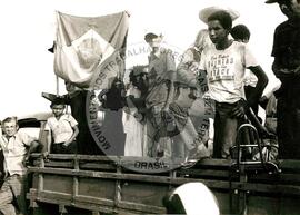 Chegada de brasiguaios em acampamento do MST (Novo Mundo-MS, nov. 1985) [fotografia] / Fotógrafo(a) : Cácia Cortez. -- Ref.: BR-SPMST_MST-SN-CIN_AMP_000018-000075-ACP.