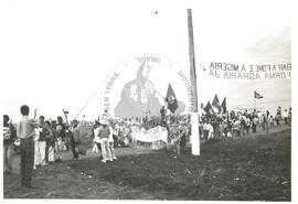 Caminhada pala Reforma Agrária (Presidente Prudente-SP, 24 jul. 1993) [fotografia] / Fotógrafo(a) : Ademir Castelani ; Bernardo Fernandes ; Fabiana Ferrarini. -- Ref.: BR-SPMST_MST-SN-CIN_AMP_001422-011479-MAC.