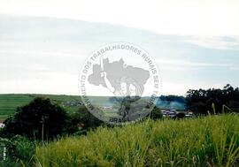 Acampamento " Nova Canudos" do MST (Porto Feliz-SP, 1999) [fotografia] / Fotógrafo(a) : Douglas Mansur. -- Ref.: BR-SPMST_MST-SN-CIN_AMP_000048-000433-ACP.