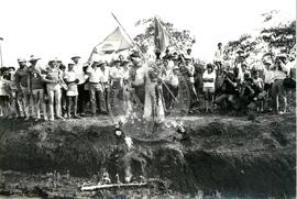 Protesto contra a violência da PM na "Fazenda Annoni" (Rio Grande do Sul, 02 out. 1986) [fotografia] / Fotógrafo(a) : Karine Emerich. -- Ref.: BR-SPMST_MST-SN-CIN_AMP_000452-002619-AMT.