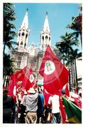 Mobilização para Marcha das Mulheres do acampamento "Terra sem males" do MST na Praça da Sé (São Paulo-SP, 08 mar. 2002) [fotografia] / Fotógrafo(a) : Arquivo MST. -- Ref.: BR-SPMST_MST-SN-CIN_AMP_000399-002243-AMT.