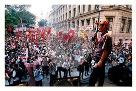 Mobilização no 1º de Maio na Praça da Sé (São Paulo-SP, 01 mai. 1999) [fotografia] / Fotógrafo(a) : Douglas Mansur. -- Ref.: BR-SPMST_MST-SN-CIN_AMP_000395-002205-AMT.
