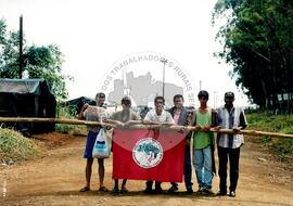 Acampamento " Nova Canudos" do MST (Porto Feliz-SP, 1999) [fotografia] / Fotógrafo(a) : Douglas Mansur. -- Ref.: BR-SPMST_MST-SN-CIN_AMP_000048-000365-ACP.