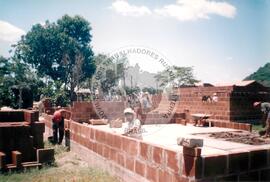 Assentamento "Justino" do MST - construção civil (Santa Catarina, [sem data]) [fotografia] / Fotógrafo(a) : Arquivo MST. -- Ref.: BR-SPMST_MST-SN-CIN_AMP_000203-001516-ASS.