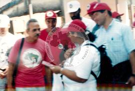 Delegação do MST em Cuba - 40º Aniversário da ANAP (Cuba, 15 mai. 1999) [fotografia] / Fotógrafo(a) : Nilton Viana. -- Ref.: BR-SPMST_MST-SN-CIN_AMP_001042-008338-RIT.