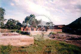 Assentamento "Justino" do MST - construção civil (Santa Catarina, [sem data]) [fotografia] / Fotógrafo(a) : Arquivo MST. -- Ref.: BR-SPMST_MST-SN-CIN_AMP_000203-001507-ASS.