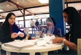 Apuração Plebiscito da ALCA na CMTC (São Paulo-SP, 08 set. 2002) [fotografia] / Fotógrafo(a) : Leticia Barqueta. -- Ref.: BR-SPMST_MST-SN-CIN_AMP_000401-002317-AMT.