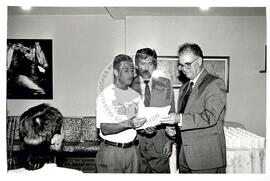 Grupo Oficina do MST presta homenagem ao embaixador de Cuba e Che Guevara (Distrito Federal (Brasil), 28 ago. 1997) [fotografia] / Fotógrafo(a) : Francisca Montejo. -- Ref.: BR-SPMST_MST-SN-CIN_AMP_000581-003240-AMT.