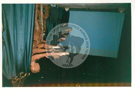 Mística de Abertura do Tribunal (Curitiba-PR, 02 mai. 2001) [fotografia] / Fotógrafo(a) : Douglas Mansur. -- Ref.: BR-SPMST_MST-SN-CIN_AMP_001917-014325-SJM.