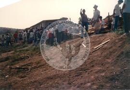 Assentamento no lote 153 do MST [sem identificação] (Itapeva-SP, 1993) [fotografia] / Fotógrafo(a) : Arquivo MST ; Bernado Fernandes. -- Ref.: BR-SPMST_MST-SN-CIN_AMP_000347-001653-ASS.