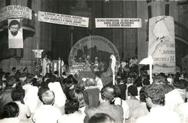 Missa de 30 dias da morte do Padre Josimo Moraes Tavares na Catedral da Sé (São Paulo-SP, 08 jun. 1986) [fotografia] / Fotógrafo(a) : Douglas Mansur. -- Ref.: BR-SPMST_MST-SN-CIN_AMP_000368-001777-AMT.