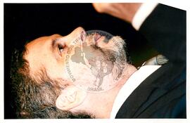 Semana Nacional da Cultura Brasileira e Reforma Agrária [com presença de] Fernando Pelegrino (Rio de Janeiro-RJ, 18 mar. 2002) [fotografia] / Fotógrafo(a) : João Laet ; Luciney Martins. -- Ref.: BR-SPMST_MST-SN-CIN_AMP_001523-011976-PER.