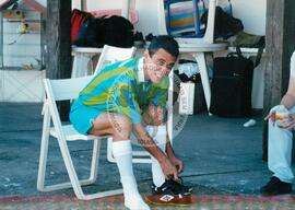 Partida de futebol entre o time do MST e do Chico Buarque (Rio de Janeiro (Estado), mar. 2000) [fotografia] / Fotógrafo(a) : Maysa Mendonça. -- Ref.: BR-SPMST_MST-SN-CIN_AMP_000805-005195-CUL.