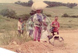 Despejo da Fazenda Boa Fé (Atalaia-AL, 25 abr. 1997) [fotografia] / Fotógrafo(a) : Robson Lima. -- Ref.: BR-SPMST_MST-SN-CIN_AMP_001742-012833-VPP.