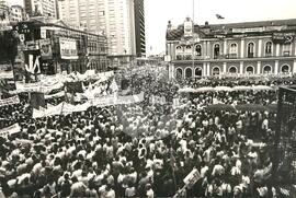 Mobilização Nacional Campanha Diretas Já na Praça da Sé (São Paulo-SP, 1984) [fotografia] / Fotógrafo(a) : [autoria n/d]. -- Ref.: BR-SPMST_MST-SN-CIN_AMP_000358-001718-AMT.