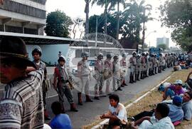 Mobilização no INCRA (Fortaleza-CE, 14 ago. 1998) [fotografia] / Fotógrafo(a) : Estácio Júnior. -- Ref.: BR-SPMST_MST-SN-CIN_AMP_000513-002915-AMT.