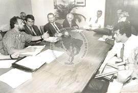 Audiência no Ministro da Agricultura (Distrito Federal (Brasil), 08 mar. 1995) [fotografia] / Fotógrafo(a) : Assessoria do Ministério. -- Ref.: BR-SPMST_MST-SN-CIN_AMP_000631-003580-ARV.