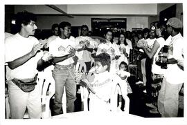 Grupo Oficina do MST presta homenagem ao embaixador de Cuba e Che Guevara (Distrito Federal (Brasil), 28 ago. 1997) [fotografia] / Fotógrafo(a) : Francisca Montejo. -- Ref.: BR-SPMST_MST-SN-CIN_AMP_000581-003232-AMT.