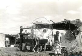 Acampamento do MST [sem identificação] (Papanduva-SC, 1985) [fotografia] / Fotógrafo(a) : Cerlos Ruggi. -- Ref.: BR-SPMST_MST-SN-CIN_AMP_000102-000732-ACP.