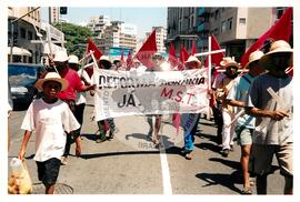 Mobilização para Marcha das Mulheres do acampamento "Terra sem males" do MST na Praça da Sé (São Paulo-SP, 08 mar. 2002) [fotografia] / Fotógrafo(a) : Arquivo MST. -- Ref.: BR-SPMST_MST-SN-CIN_AMP_000399-002254-AMT.