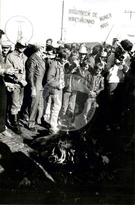 Manifestação contra a barragem de "Machadinha" (Erechim-RS, 25 jul. 1988) [fotografia] / Fotógrafo(a) : Douglas Mansur. -- Ref.: BR-SPMST_MST-SN-CIN_AMP_000457-002672-AMT.