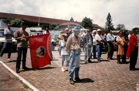 Manifestação na Embaixada da Indonésia pró Timor Leste (Brasília-DF, 10 dez. 1996) [fotografia] / Fotógrafo(a) : Arquivo MST. -- Ref.: BR-SPMST_MST-SN-CIN_AMP_001133-009361-RIT.