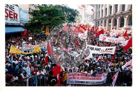Mobilização no 1º de Maio na Praça da Sé (São Paulo-SP, 01 mai. 1999) [fotografia] / Fotógrafo(a) : Douglas Mansur. -- Ref.: BR-SPMST_MST-SN-CIN_AMP_000395-002202-AMT.