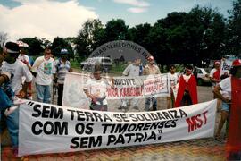 Manifestação na Embaixada da Indonésia (Indonésia, dez. 1996) [fotografia] / Fotógrafo(a) : Arquivo MST. -- Ref.: BR-SPMST_MST-SN-CIN_AMP_001115-009205-RIT.
