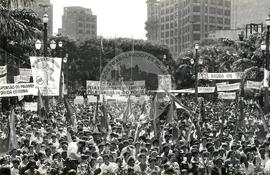 Mobilização no 1º de Maio na Praça da Sé (São Paulo-SP, 01 mai. 1986) [fotografia] / Fotógrafo(a) : Regina Vilela. -- Ref.: BR-SPMST_MST-SN-CIN_AMP_000366-001766-AMT.
