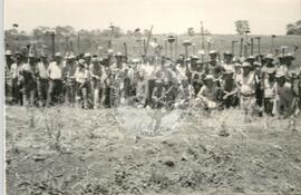 Mutirão Assentamento "CEMAPA" do MST (Rio Grande do Sul, 1982) [fotografia] / Fotógrafo(a) : Arquivo MST. -- Ref.: BR-SPMST_MST-SN-CIN_AMP_000173-001245-ASS.
