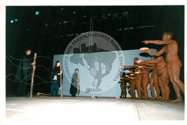 Mística de Abertura do Tribunal (Curitiba-PR, 02 mai. 2001) [fotografia] / Fotógrafo(a) : Douglas Mansur. -- Ref.: BR-SPMST_MST-SN-CIN_AMP_001917-014362-SJM.