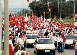 Chegada da Marcha Naciona à Brasília (Brasília-DF, 17 abr. 1997) [fotografia] / Fotógrafo(a) : Douglas Mansur. -- Ref.: BR-SPMST_MST-SN-CIN_AMP_001398-011092-MAC.
