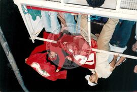 Libertação de Diolinda e Márcio da cadeia (Brasil, 1996) [fotografia] / Fotógrafo(a) : Douglas Mansur. -- Ref.: BR-SPMST_MST-SN-CIN_AMP_001769-012897-VPP.