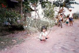 Viagem de Joelson, Ênio e João Pedro (Ásia, 1996) [fotografia] / Fotógrafo(a) : [sem autoria]. -- Ref.: BR-SPMST_MST-SN-CIN_AMP_001138-009495-RIT.